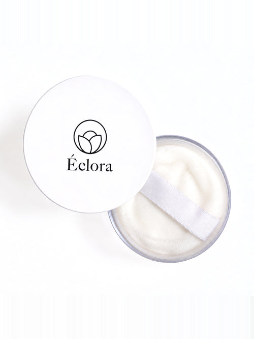 真上から見た ÉCLORA ルースパウダー 01。ふたを外した本体に、付属のパフが入っている